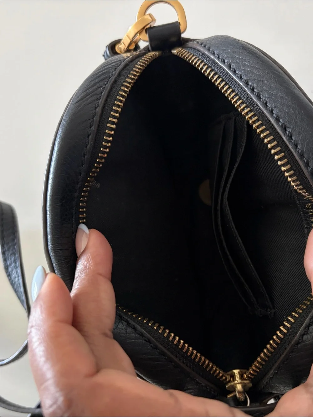 Tory Burch Black Pebbled Leather Oval purse with Tassel - Picture 4 of 7
